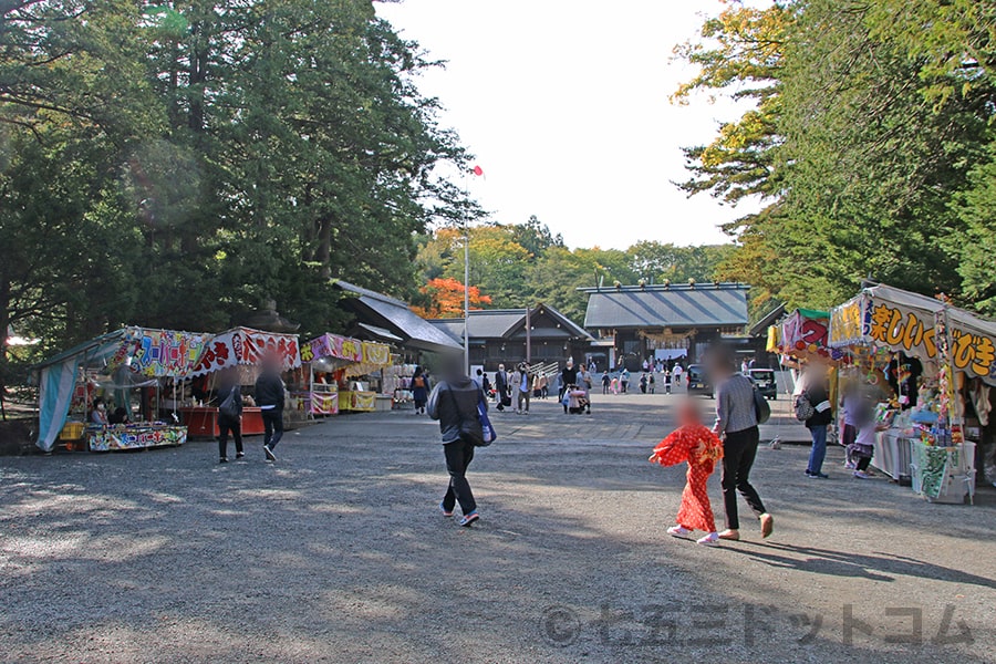 北海道神宮 七五三の時期の神門前広場の様子