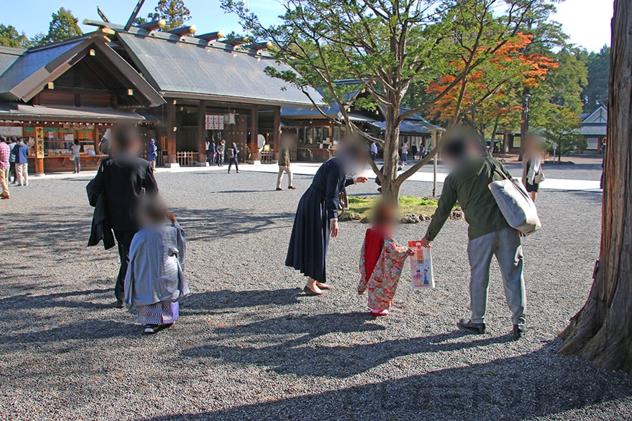 北海道神宮 七五三のお子さんたちとそのご家族で賑わう境内の様子（その2）