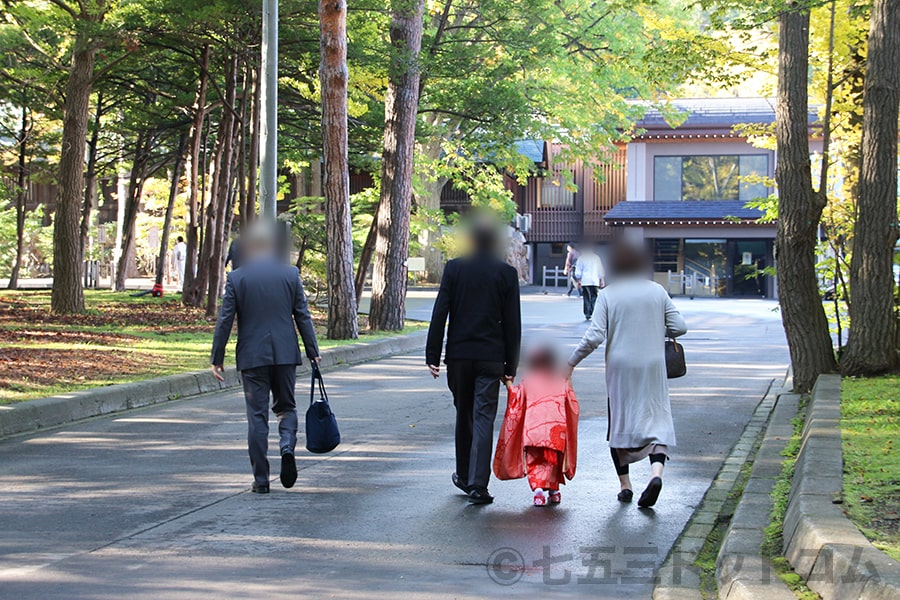 北海道神宮 駐車場から境内に入り本殿に向かう七五三ご家族の様子 フォトギャラリー 七五三ドットコム