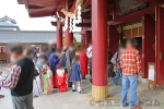 笠間稲荷神社 拝殿にお参りのために並ぶ七五三のお子さんとそのご家族の様子（その2）