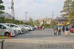 笠間稲荷神社 無事に駐車場に停められて境内に向かう七五三ご家族の様子