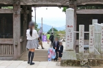 筑波山神社 随神門裏で記念撮影の七五三ご家族の様子