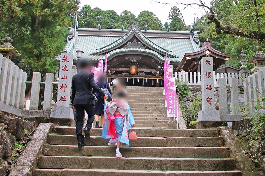 筑波山神社 本殿前までの階段を上がる七五三ご家族の様子