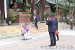 筑波山神社 本殿（拝殿）前で七五三記念撮影のご家族の様子