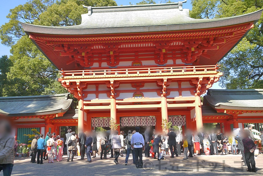 大宮氷川神社 立派な楼門と記念撮影に興じる多くの七五三ご家族の様子
