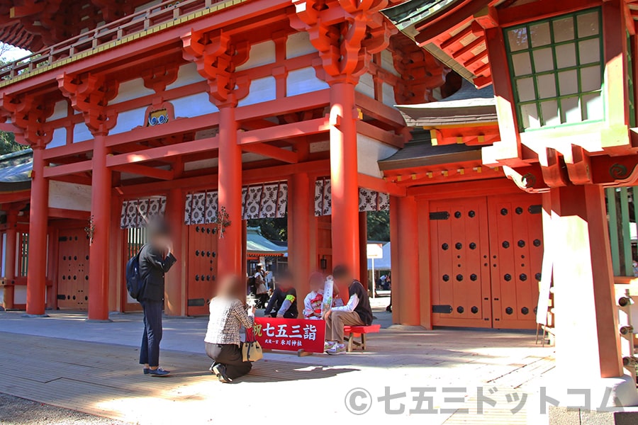 大宮氷川神社 楼門前に設置の記念撮影スポットで撮影する七五三ご家族の様子