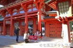 大宮氷川神社 楼門前に設置の記念撮影スポットで撮影する七五三ご家族の様子