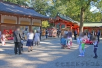 大宮氷川神社 多くの七五三ご家族で大変な賑わいを見せる玉垣内敷地の様子（その4）
