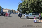 大宮氷川神社 西駐車場とそこに駐車している七五三ご家族往来の様子