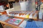大宮氷川神社 御祈祷の記入所の机と申込用紙の様子