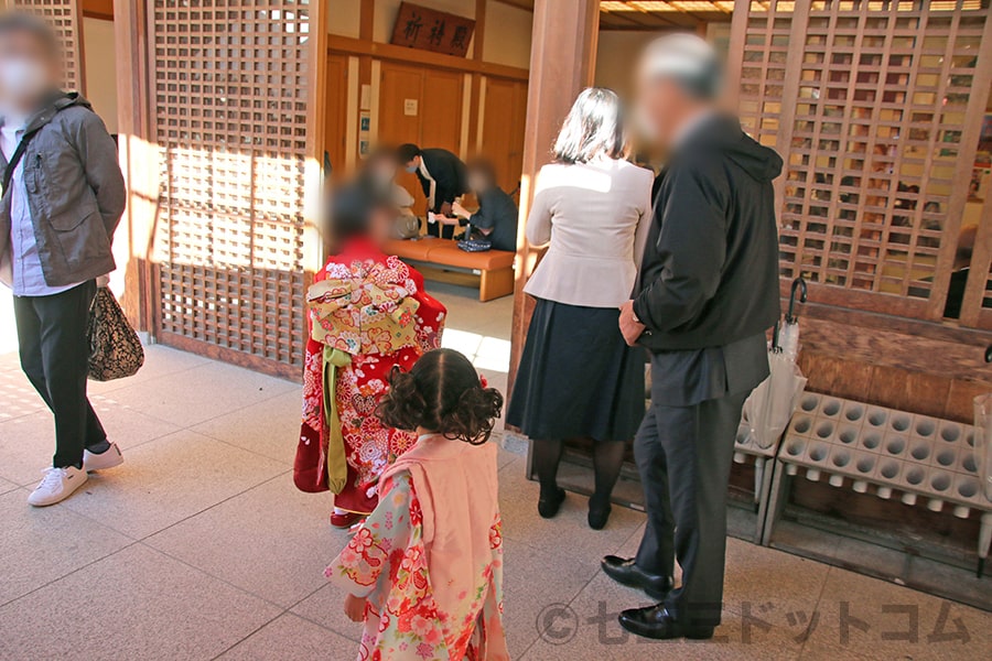 大宮氷川神社 待合所に入っていく七五三ご家族の様子（その2）