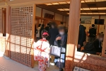 大宮氷川神社 待合所から祈祷場に入っていく七五三ご家族の様子