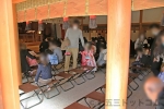 大宮氷川神社 祈祷場に入って御祈祷を受ける準備をする七五三ご家族の様子