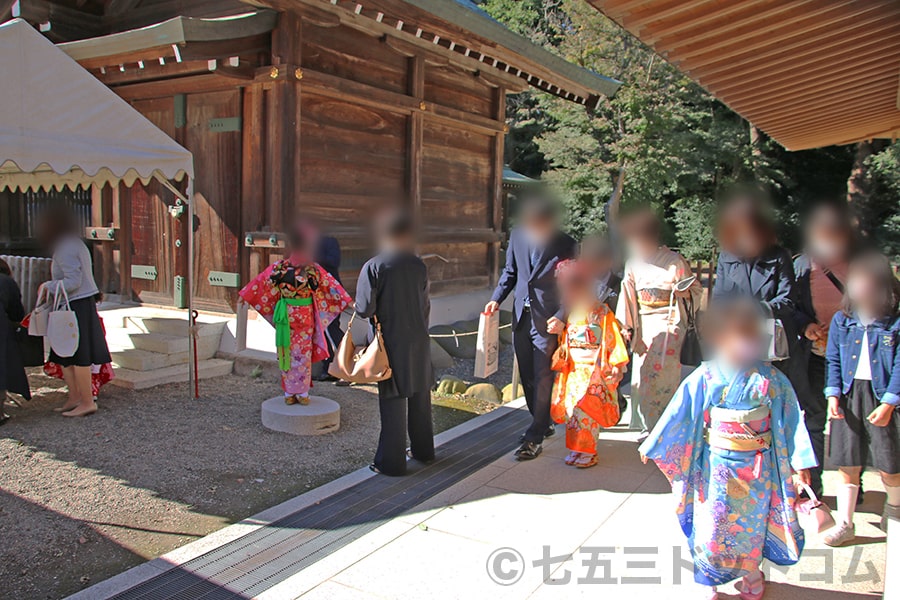 大宮氷川神社 御祈祷後、祈祷殿出たすぐのところで記念撮影する七五三ご家族の様子