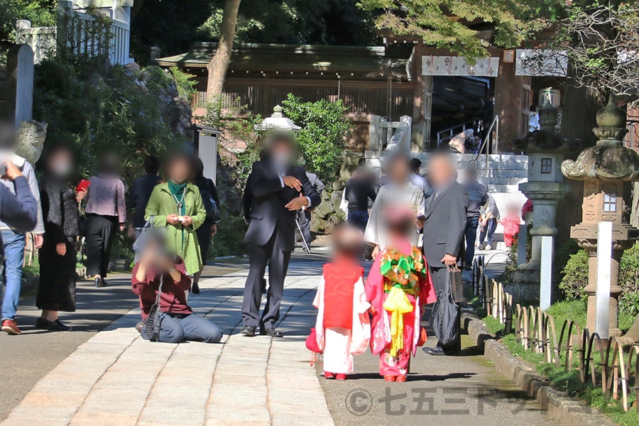 高麗神社 参道途中にて記念撮影中の七五三姉妹ちゃんとご家族の様子