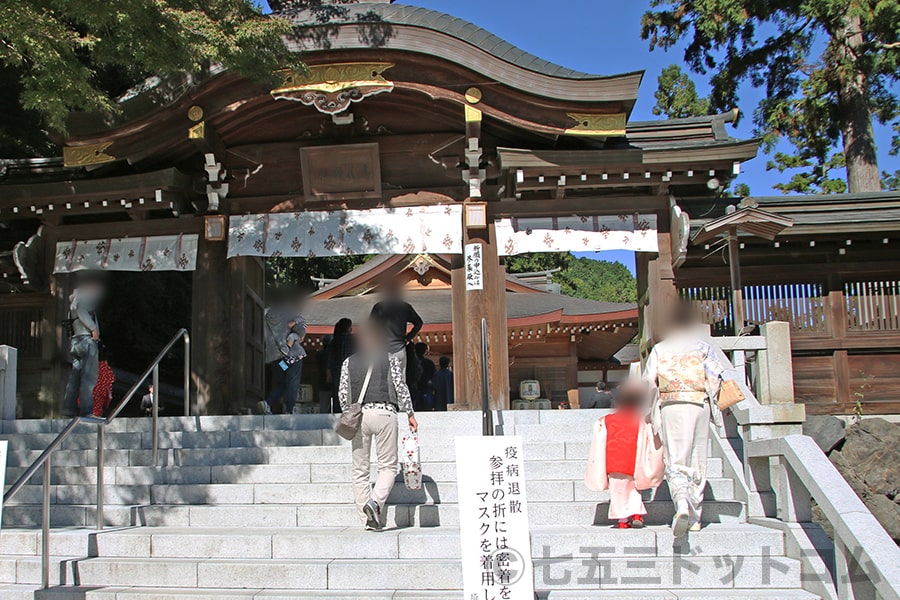 高麗神社 御本殿への階段を上がる七五三ちゃんとママさんの様子