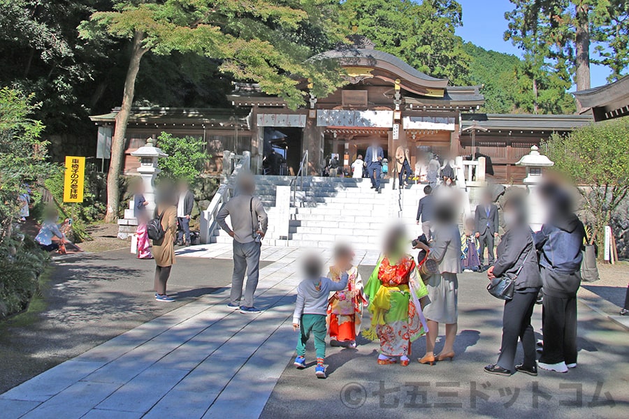 高麗神社 御祈祷後思い思いの場所で記念撮影する七五三のご家族の様子（その2）