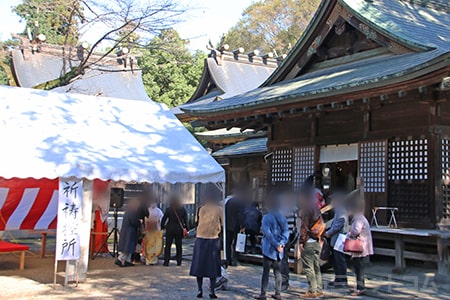 鷲宮神社 該当の御祈祷時間となり、本殿にあがる七五三ご家族の様子