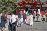 稲毛浅間神社 本殿前で記念撮影する七五三ご家族と撮影順番待ちするご家族の様子（その1）