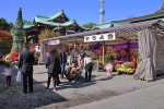 亀戸天神社 菊まつりの前で記念撮影する七五三のお子さんとご家族の様子（その2）