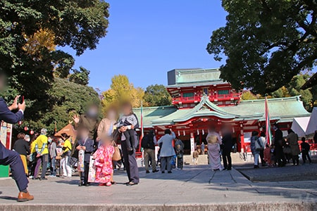 富岡八幡宮 境内・参道で七五三の記念撮影されている多くのご家族の様子（その2）
