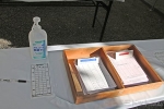 富岡八幡宮 御祈祷の申込用紙と記入机の様子