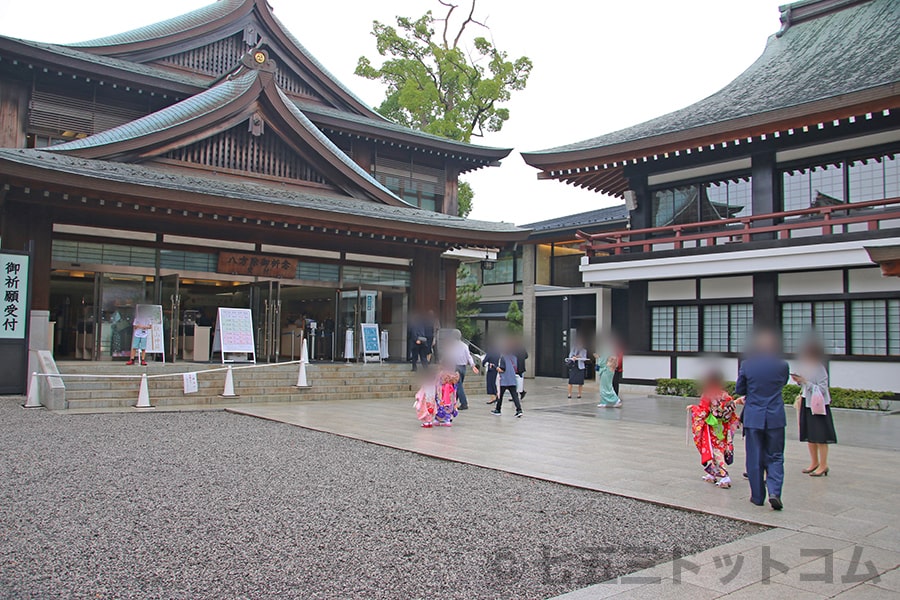 寒川神社 祈祷受付のある客殿に向かう七五三ご家族様子