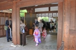 寒川神社 客殿からの回廊を通って本殿に向かう七五三ご家族の様子
