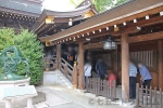 寒川神社 本殿に上がる途中の回廊で待っている七五三ご家族の様子