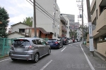 伊勢山皇大神宮 境内への坂道で七五三の駐車待ち渋滞している車の列の様子