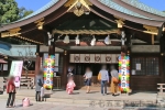 真清田神社 本殿での御祈祷を終えて出てくる七五三ご家族の様子