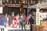 大阪天満宮 本殿（拝殿）前で七五三の記念撮影しているご家族と、七五三家族の往来の様子（その2）