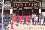 大阪天満宮 本殿（拝殿）前で七五三の記念撮影しているご家族と、七五三家族の往来の様子（その3）