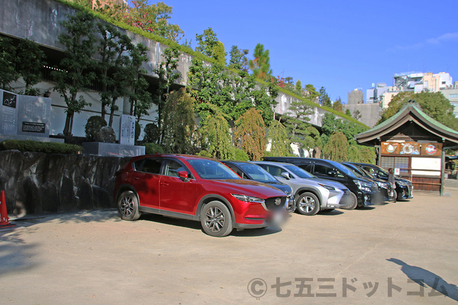 大阪天満宮 本殿左手屋内駐車場周辺に駐車する七五三ご家族の車の様子（その1）