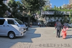 大阪天満宮 本殿左手屋内駐車場周辺に駐車する七五三ご家族の車の様子（その2）