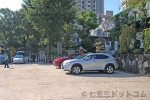 大阪天満宮 本殿左手屋内駐車場周辺に駐車する七五三ご家族の車の様子（その3）