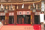 大阪天満宮 本殿内で七五三の御祈祷を受けるご家族の様子