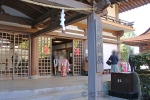 吉備津神社 祈祷受付窓口にて御祈祷を申し込む参拝者の様子