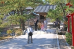 吉備津彦神社 参道で記念撮影する七五三ご家族の様子