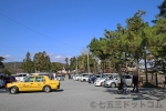 吉備津彦神社 第一駐車場の広さと駐車場から境内に向かう七五三ご家族の様子（その1）