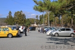 吉備津彦神社 第一駐車場の広さと駐車場から境内に向かう七五三ご家族の様子（その2）