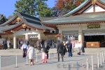 広島護國神社 裏御門側入口、被爆大鳥居を入っていく車の様子