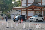 広島護國神社 駐車場で車から降りる七五三ご家族の様子