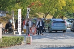 広島護國神社 臨時駐車エリアから神社境内に向かう七五三ご家族の様子（その2）