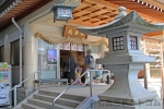 広島護國神社 神楽殿内の待合スペースに入っていく七五三ご家族の様子