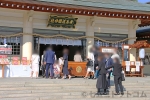 広島護國神社 御祈祷を受けるため本殿に昇殿する七五三ご家族の様子（その1）