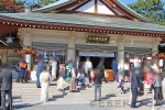 広島護國神社 御祈祷後に本殿前で記念撮影を行う各七五三ご家族の様子（その1）
