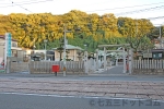 比治山神社 境内入口と広島電鉄皆実線線路の様子