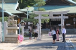 比治山神社 二の鳥居、狛犬付近で記念撮影する七五三ご家族の様子