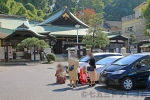 比治山神社 駐車場に車を停めてから境内に向かう七五三ご家族の様子